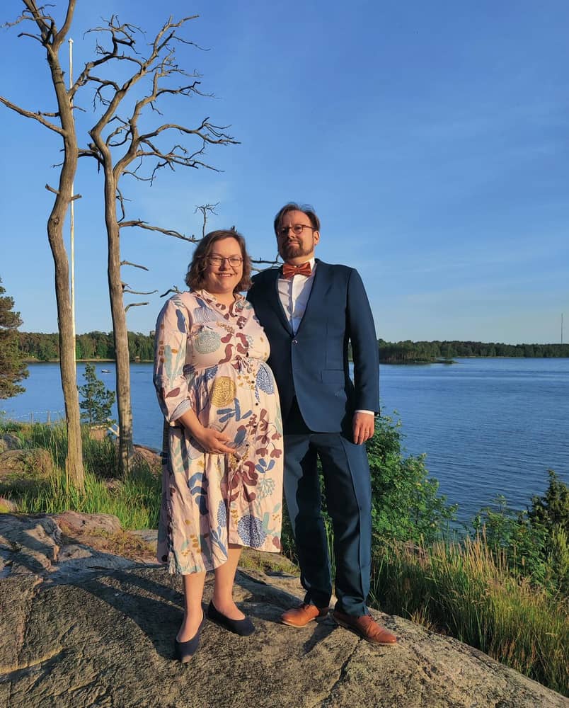 Kesä ja rakkaus ❤️🌸 Odotamme kuvan pientä henkilöä saapuvaksi elo-syyskuun vaihteessa ❤️ - lue lisää Instagramissa